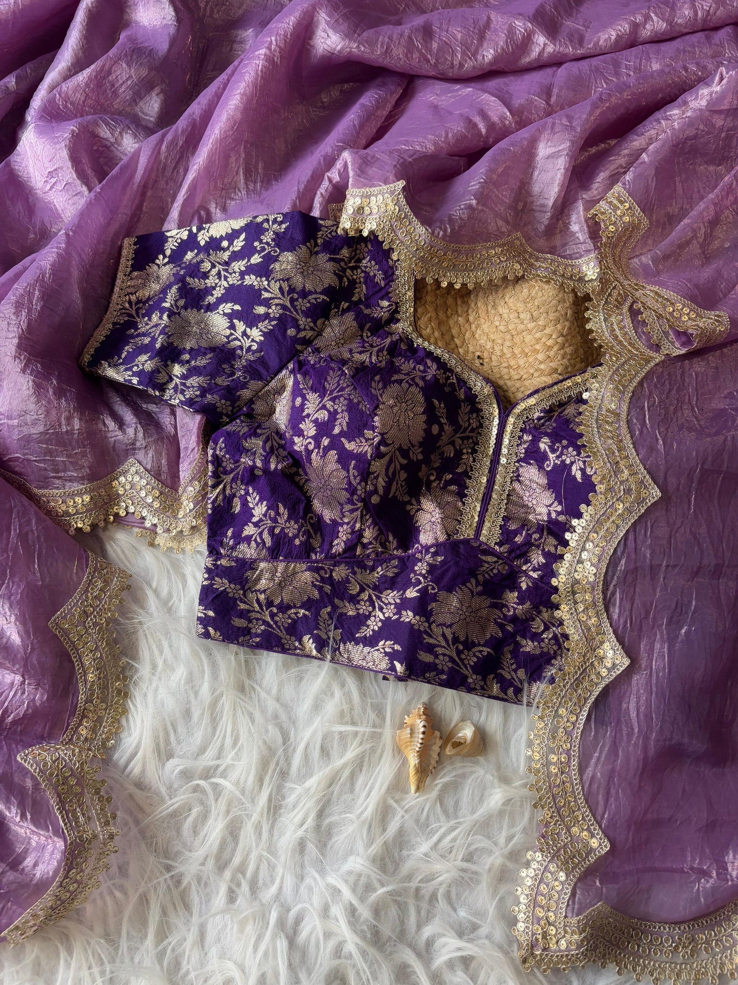 SMITHAA - Premium crush saree X golden border