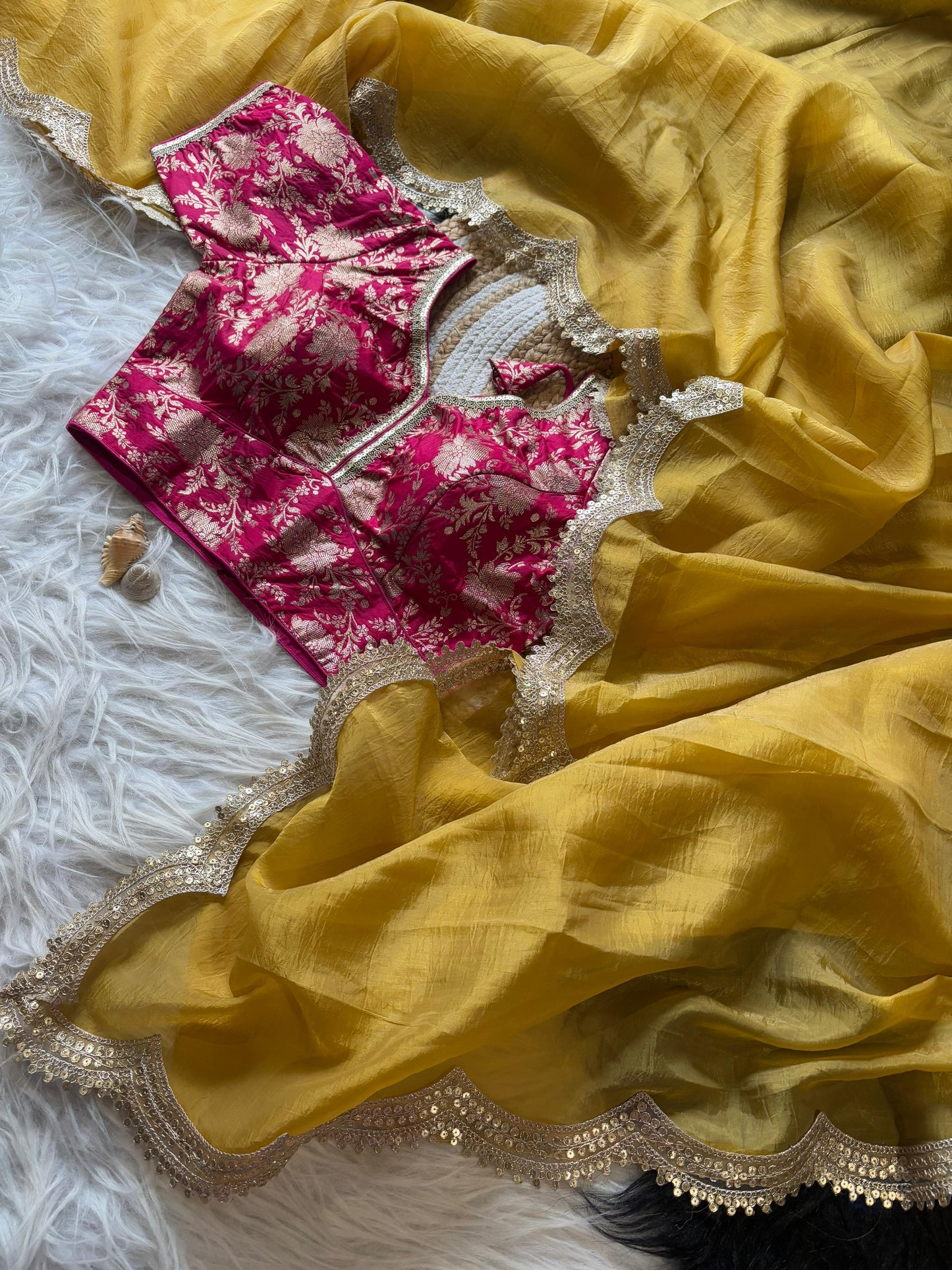 SMITHAA - Premium crush saree X golden border