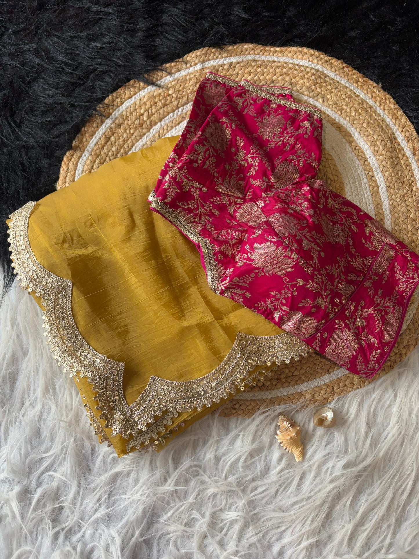 SMITHAA - Premium crush saree X golden border