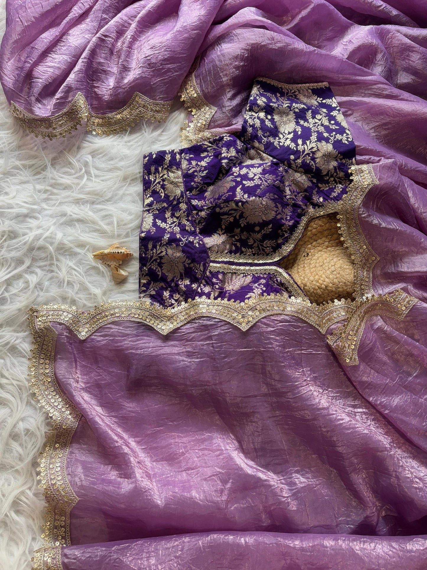 SMITHAA - Premium crush saree X golden border
