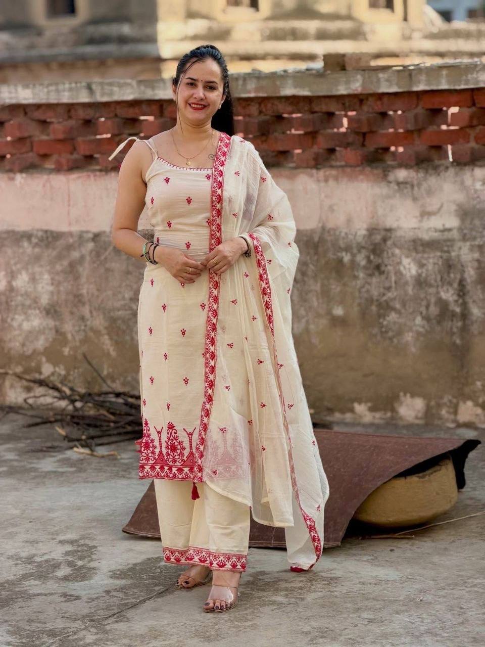 Laksharaa Sarees Maska Cotton Silk Kurta Set Off-White with Pink Embroidery Model Standing