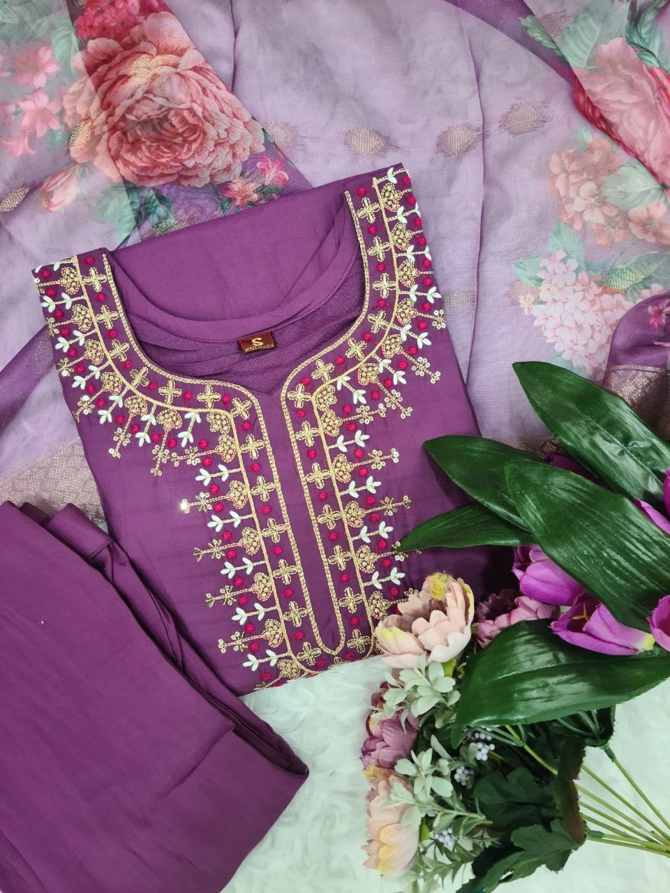 Floral Kurti Set with beautiful neck embroidered work