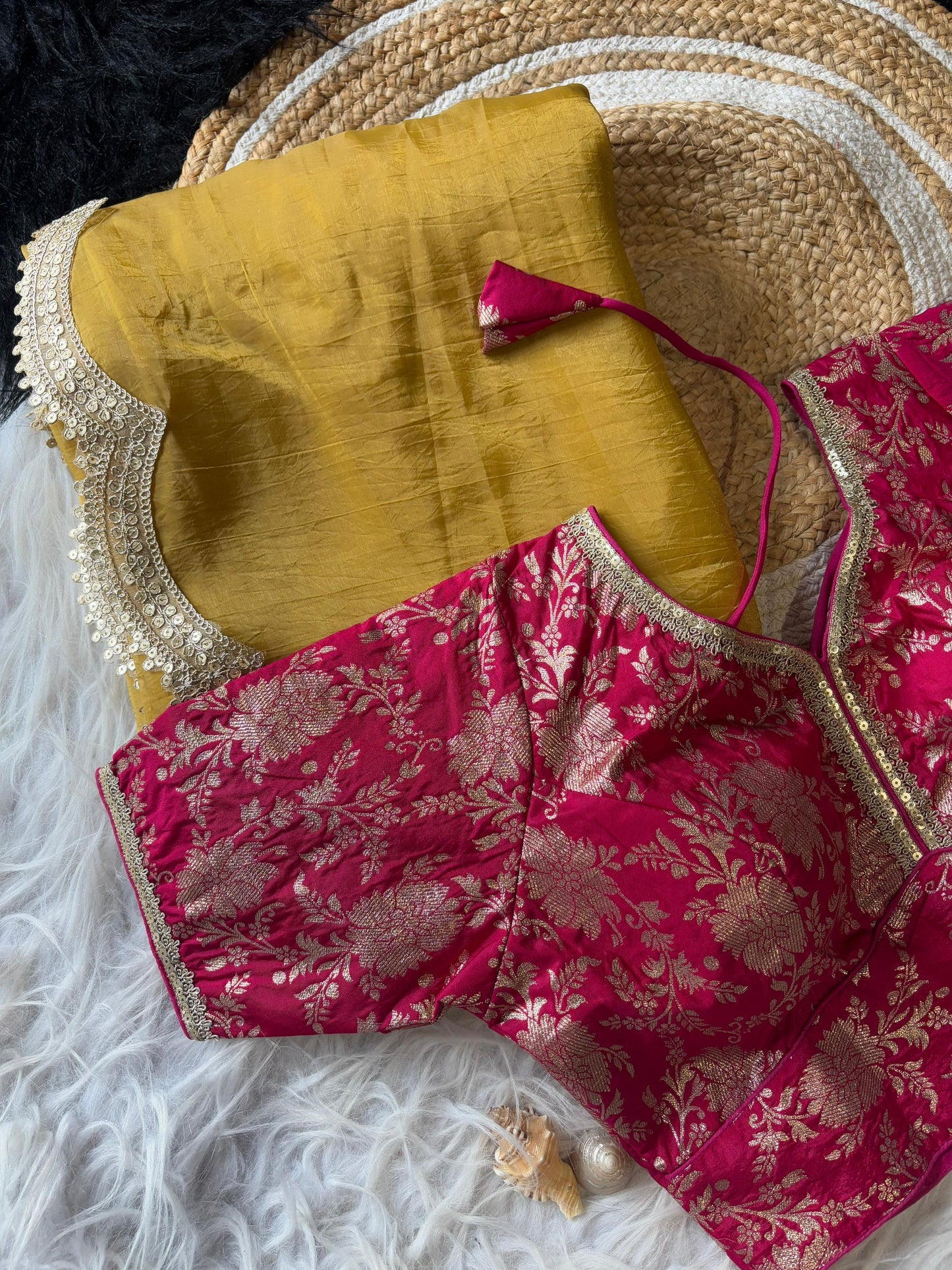 SMITHAA - Premium crush saree X golden border