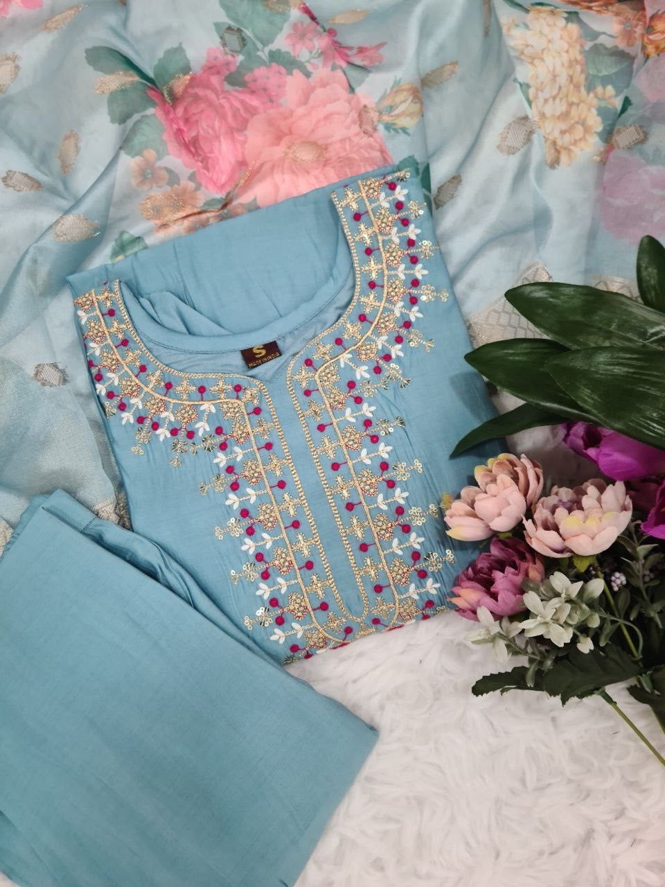 Floral Kurti Set with beautiful neck embroidered work