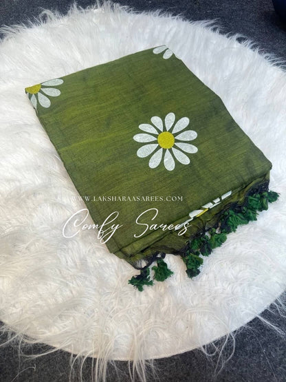 Laksharaa Sarees Daisy floral kadhi saree with tassels, showcasing elegant fabric and intricate floral design.