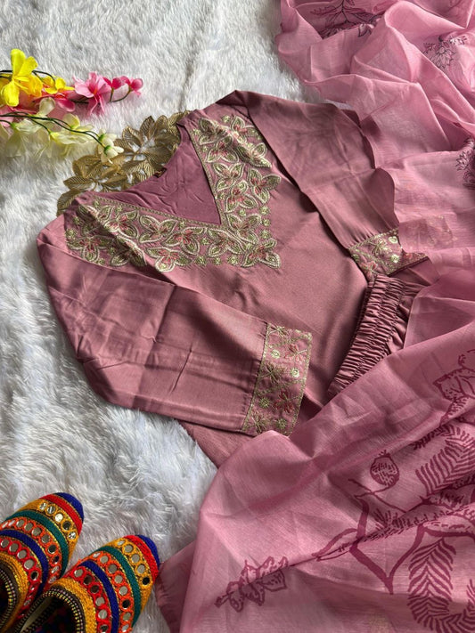 Baby pink comfy kurti set with matching leggings from Laksharaa Sarees, perfect for casual wear and comfortable style.